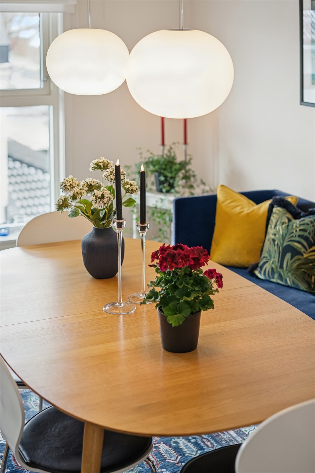 Gjennomgående malte vegger og tak gir et helhetlig og lyst inntrykk i hele leiligheten. Galleribilde