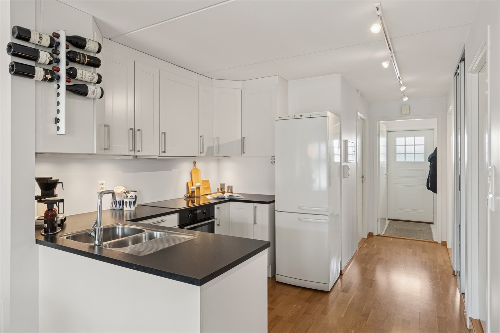 Kjøkkenet er i en åpen løsning mot stuen, noe som skaper en sosial og luftig atmosfære. Galleribilde