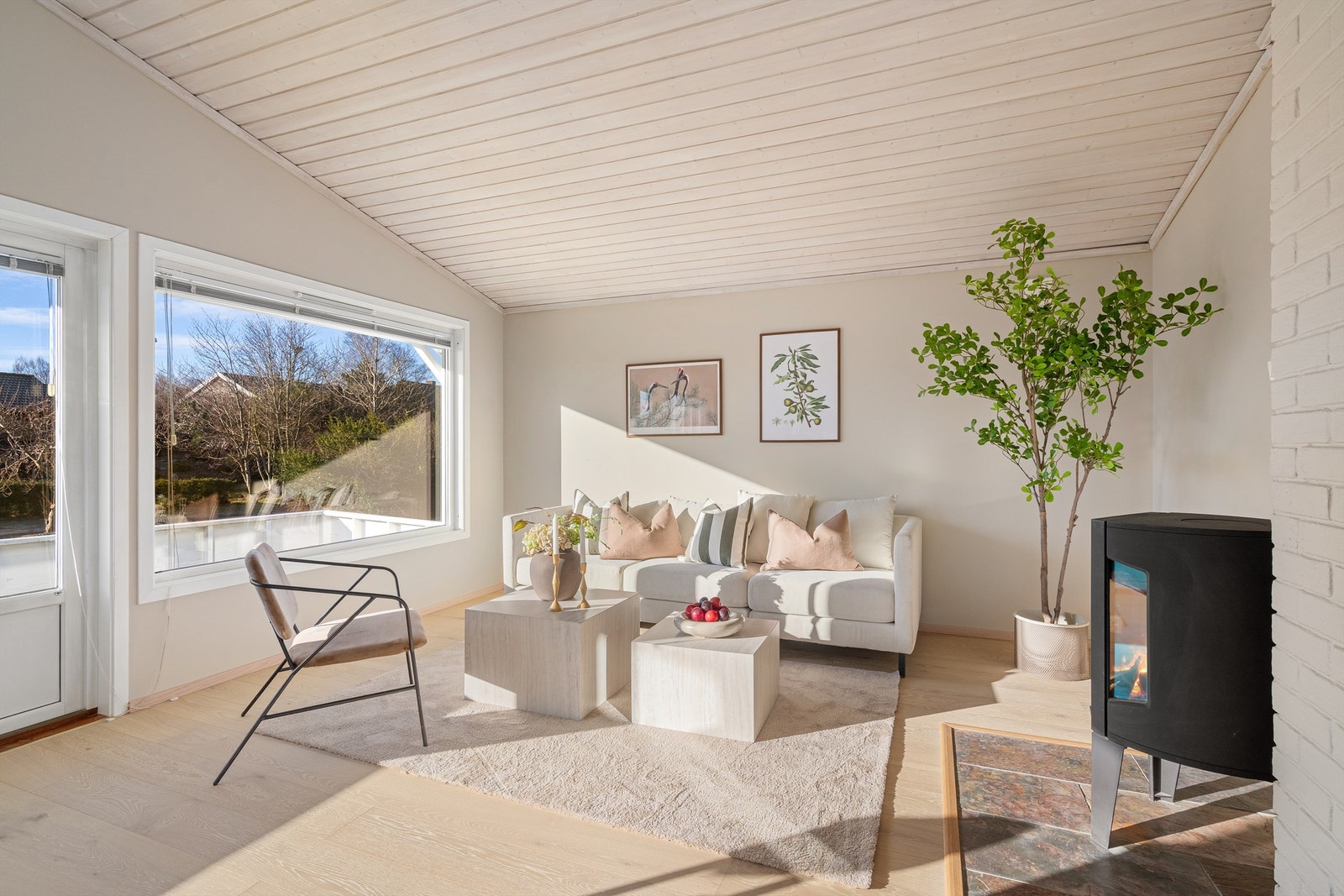 Stuen er åpen og luftig og har mange møbleringsalternativ Galleribilde