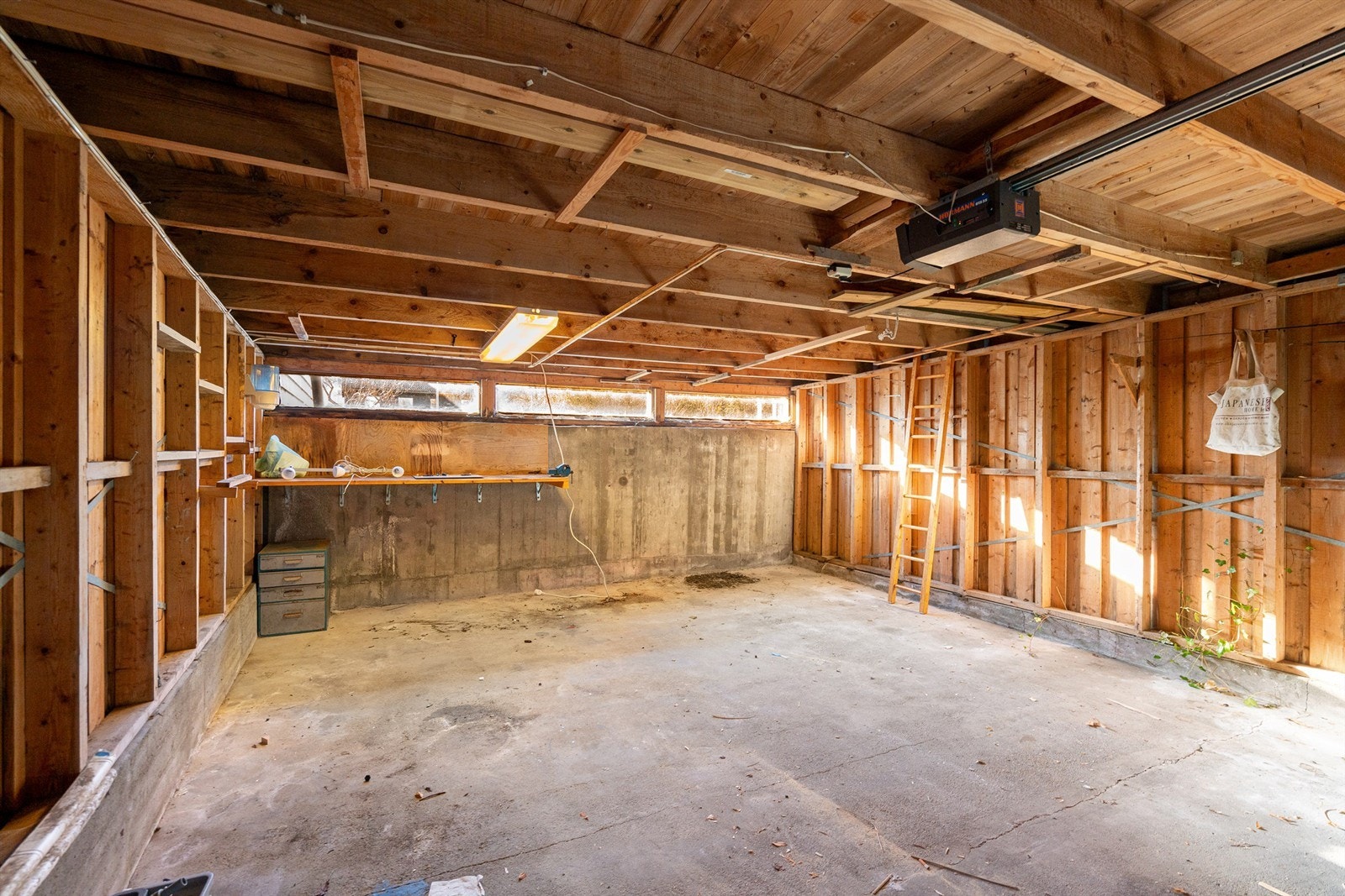 Dyp, dobbel garasje med automatisk portåpner Galleribilde