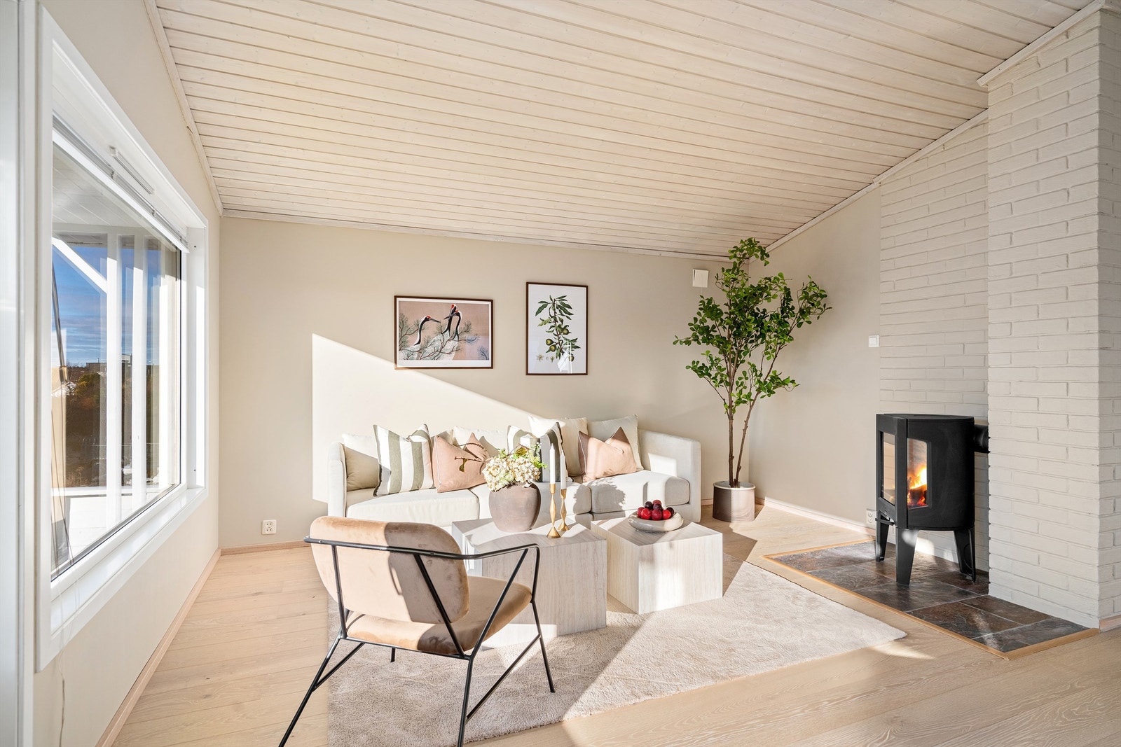 Den koselige peisovnen gir knitrende god stemning og ektra lun varme om ønskelig Galleribilde