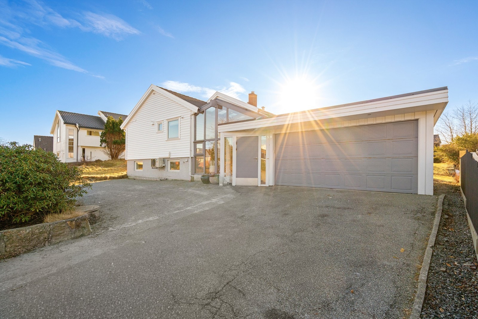 Det er plass til flere biler i det store gårdsrommet samt i dobbel garasje Galleribilde