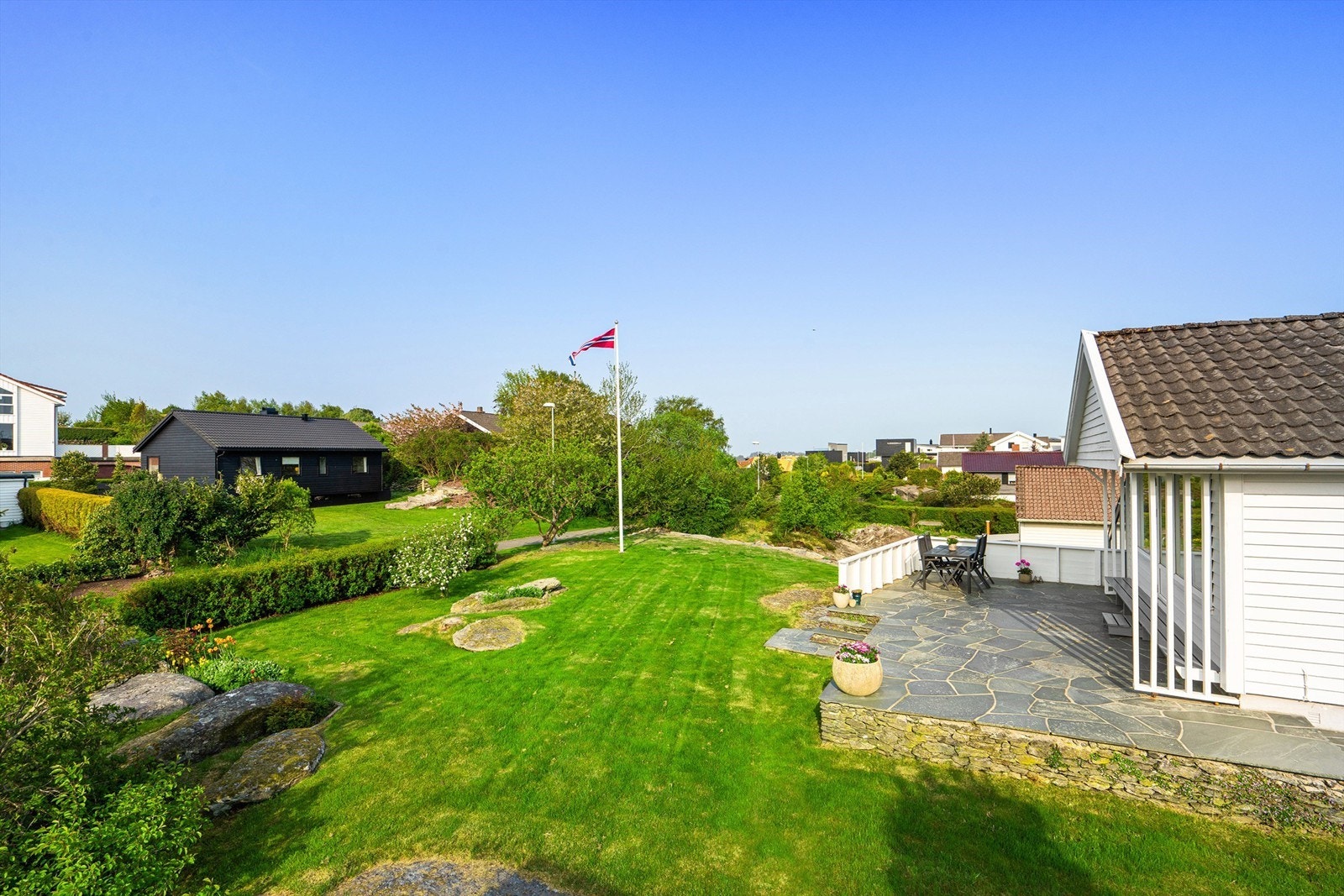 Herlig, stor hage venter på nye eiere (bildet er tatt på sommeren) Galleribilde