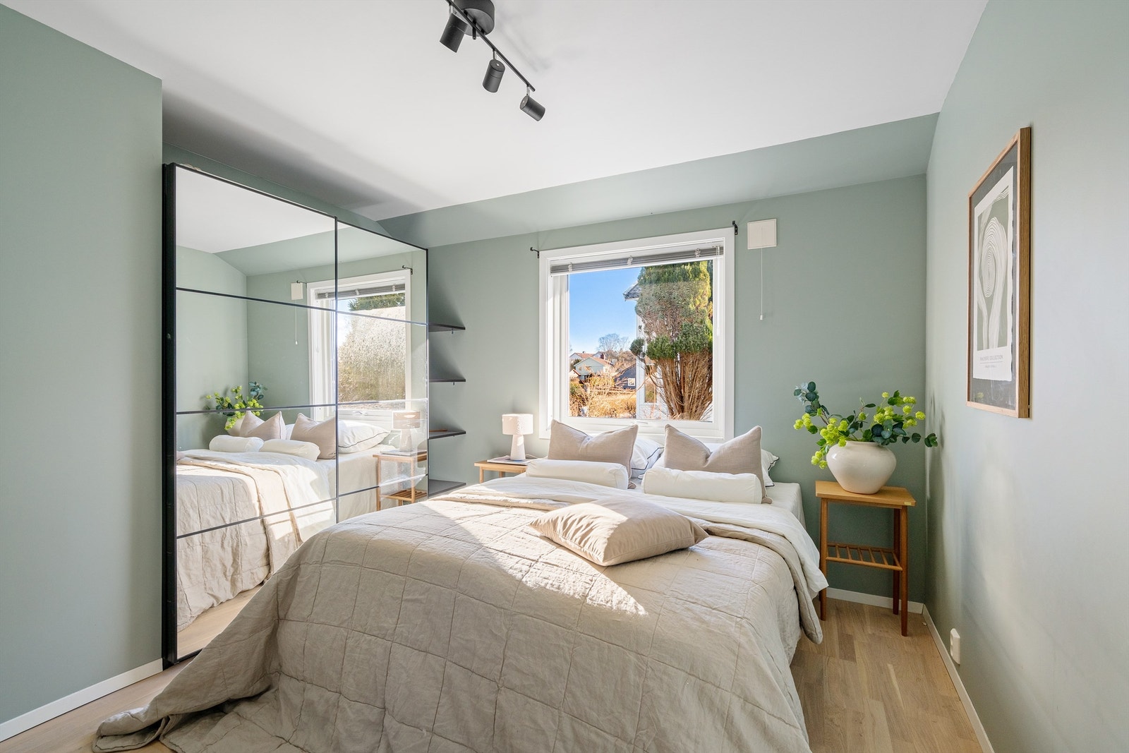 Hovedsoverom med skyvedørsgarderobe i 1. etasje Galleribilde