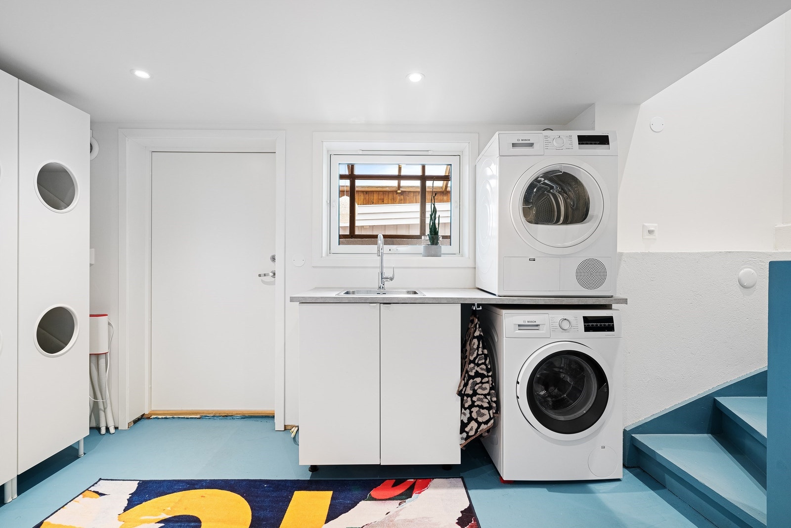 Vaskerom med garderobe/oppbevaring - Utgang til hagestuen mellom hus og garasje Galleribilde