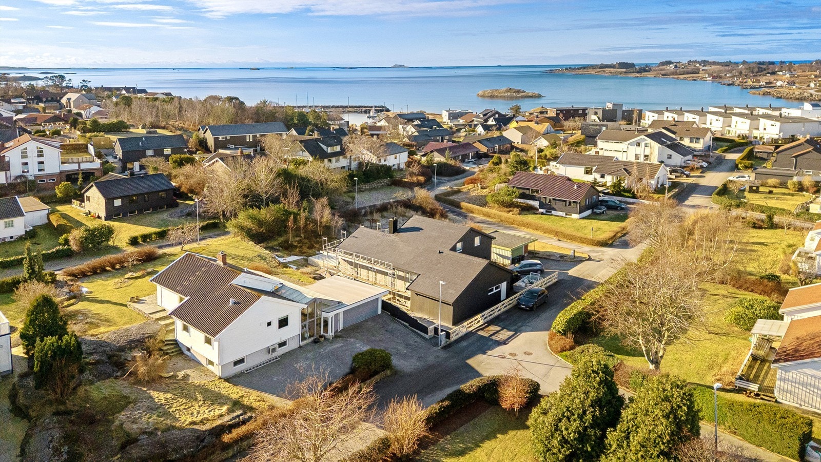 Eiendommen har rommelig gårdsrom og dobbel garasje (Foto: Hanne Tolleshaug) Galleribilde