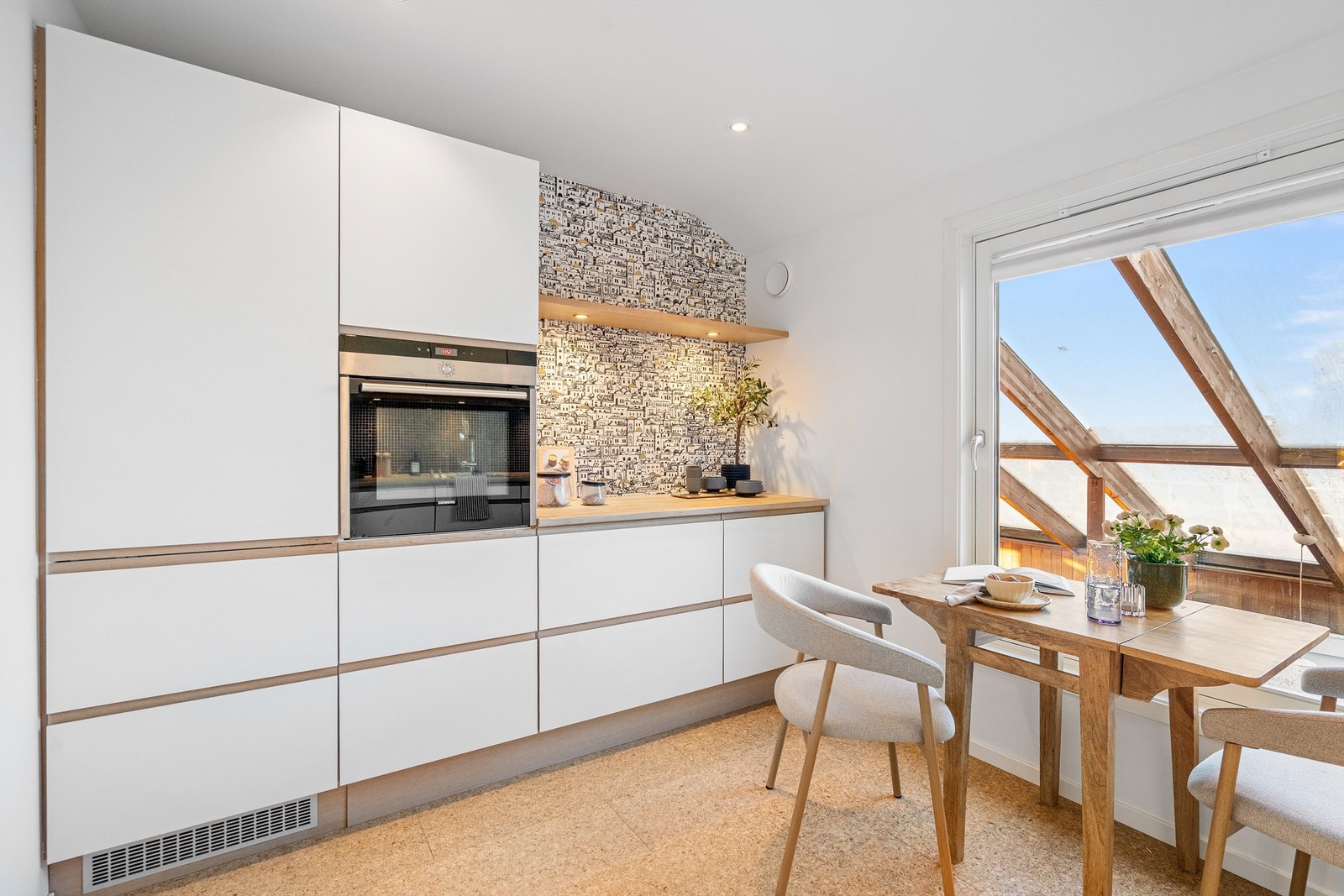 Kjøkkenet har integrerte hvitevarer Galleribilde