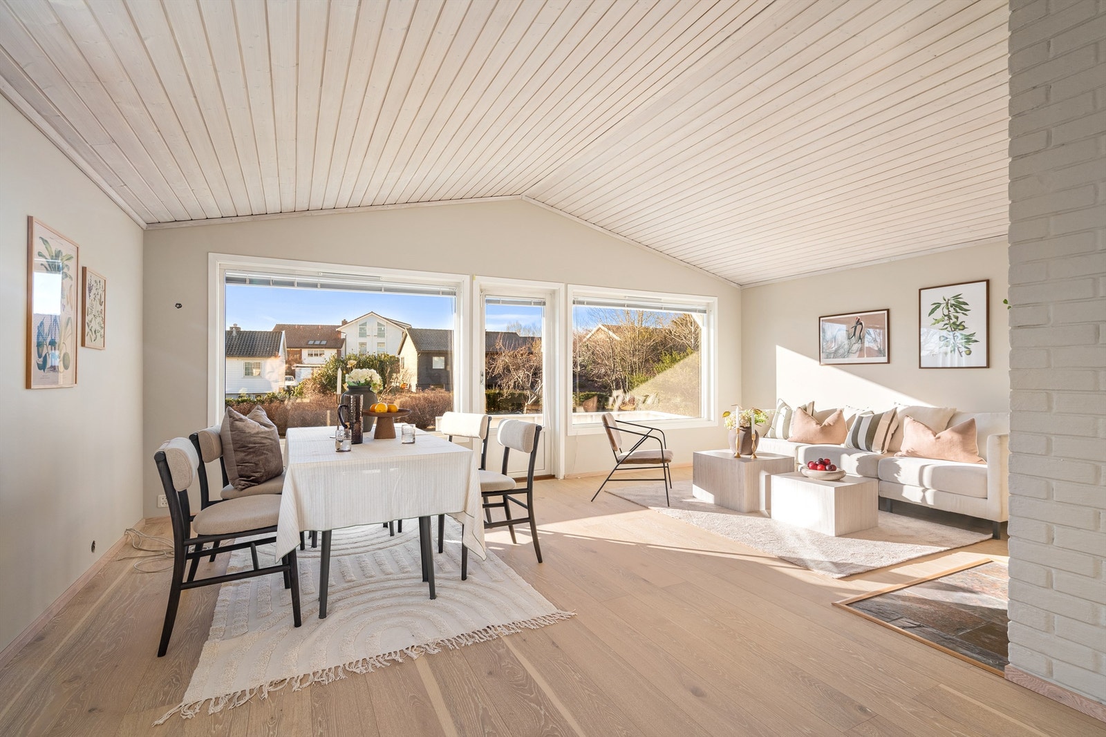 De store panoramavinduene gir godt utsyn ut over hagen samt godt dagslys inne Galleribilde