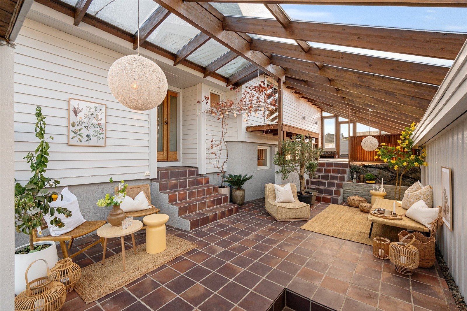 Man kan gå tørrskodd fra garasjen og rett inn i huset via stor vinterhage - praktisk! Galleribilde