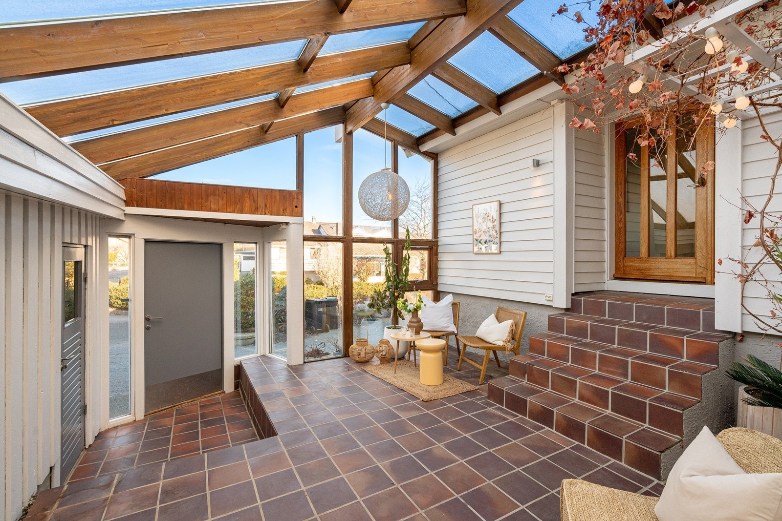 Her ser man døren fra garasjen til venstre i bildet Galleribilde