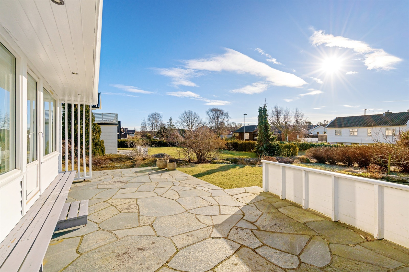 Terrassen og hagen er sørvestvendt og har ypperlige solforhold Galleribilde