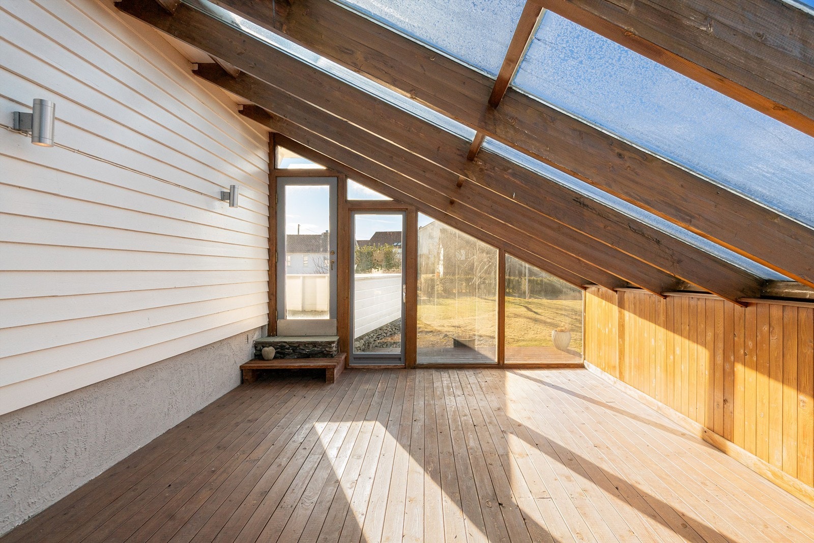 Øvre del av vinterhagen med utgang til hagen og terrassen Galleribilde