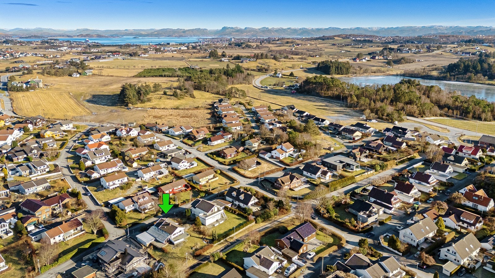 Her ser du populære Hålandsvatnet som ligger like i nærheten av eiendommen Galleribilde