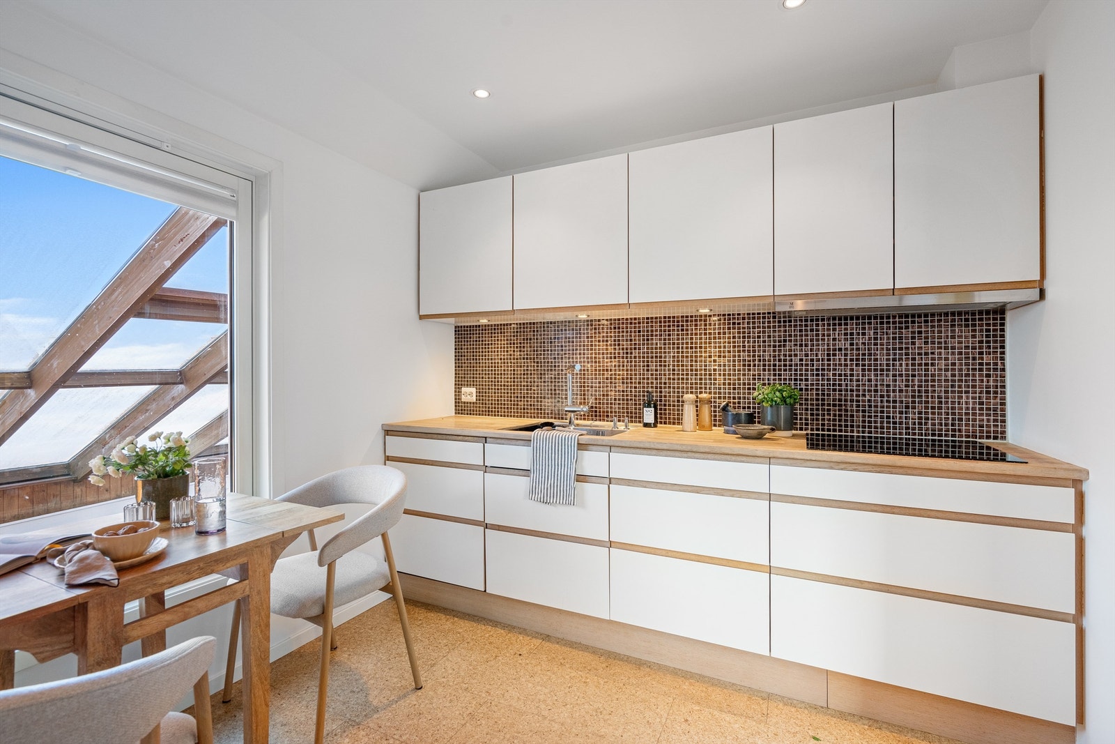 Korkvinyl på gulv. Heltre benkeplate. Galleribilde