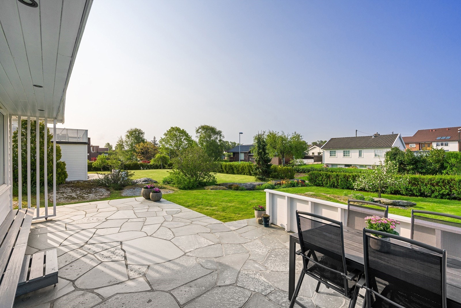 Eiendommen ligger i vakre, grønne omgivelser (bildet er tatt på sommeren) Galleribilde