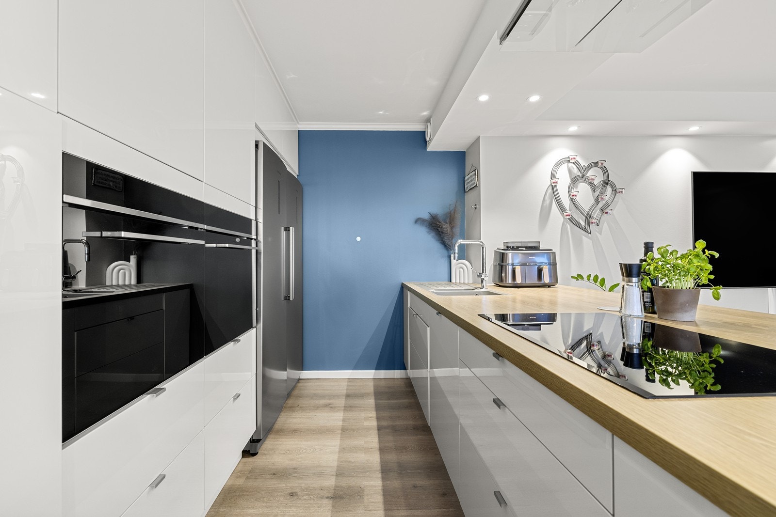 Kjøkkenet har smarte løsninger og god belysning som skaper en innbydende atmosfære. Galleribilde