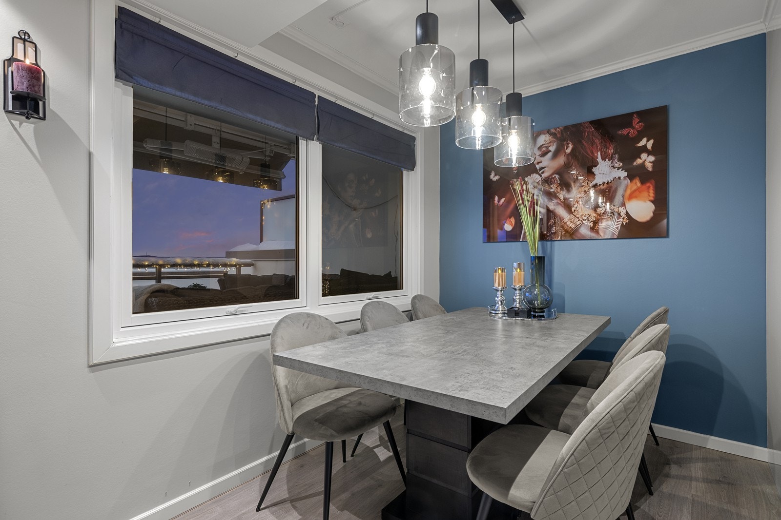 Innbydende spisestue i åpen tilknytning til kjøkken og stue - perfekt for hyggelige måltider med familie og venner. Galleribilde