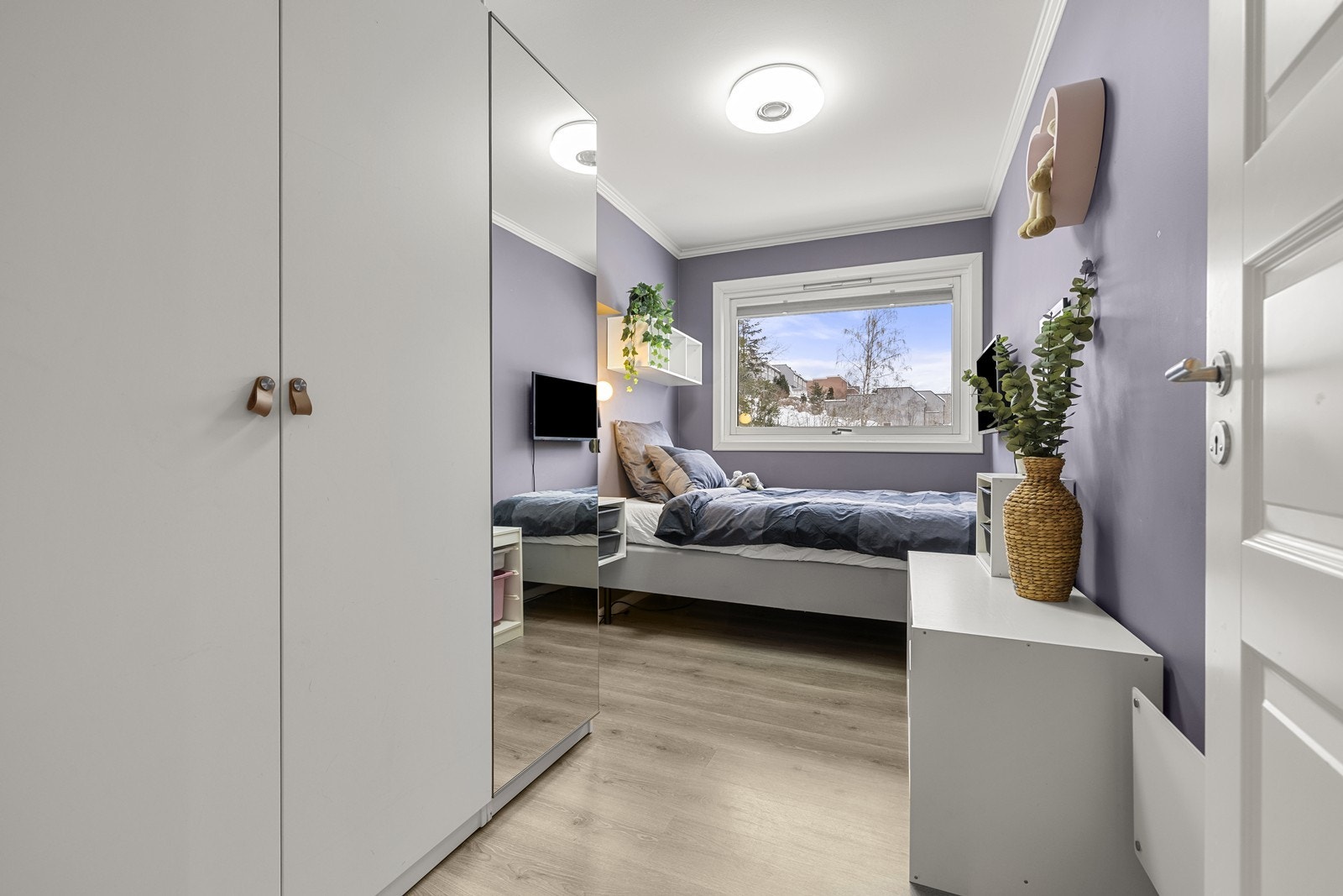 Det tredje soverommet er fleksibelt og kan brukes som barnerom, gjesterom eller kontor. Rommet har rikelig med garderobeplass, malte overflater og laminat på gulv. Galleribilde