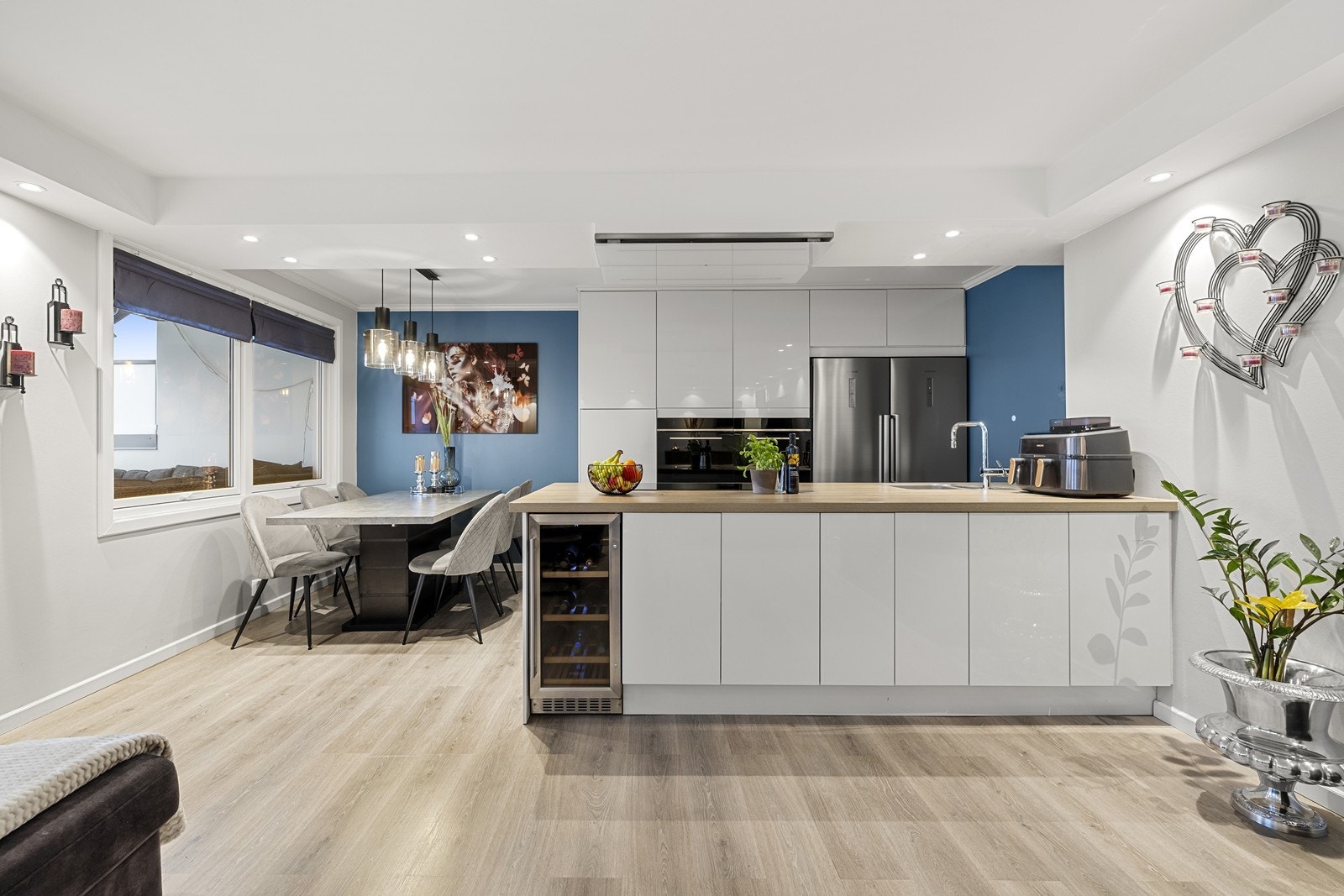 Leiligheten har tre gode soverom, bad og eget vaskerom - kombinert med en åpen og sosial stue- og kjøkkenløsning. Galleribilde