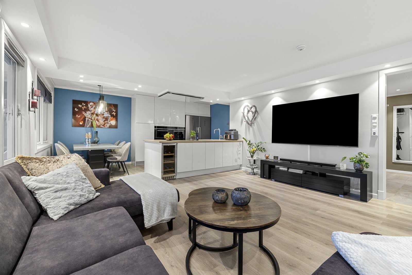 Stuen kan møbleres på flere forskjellige måter og det er god plass til både sofagruppe, spisebord og TV-møblement. Galleribilde