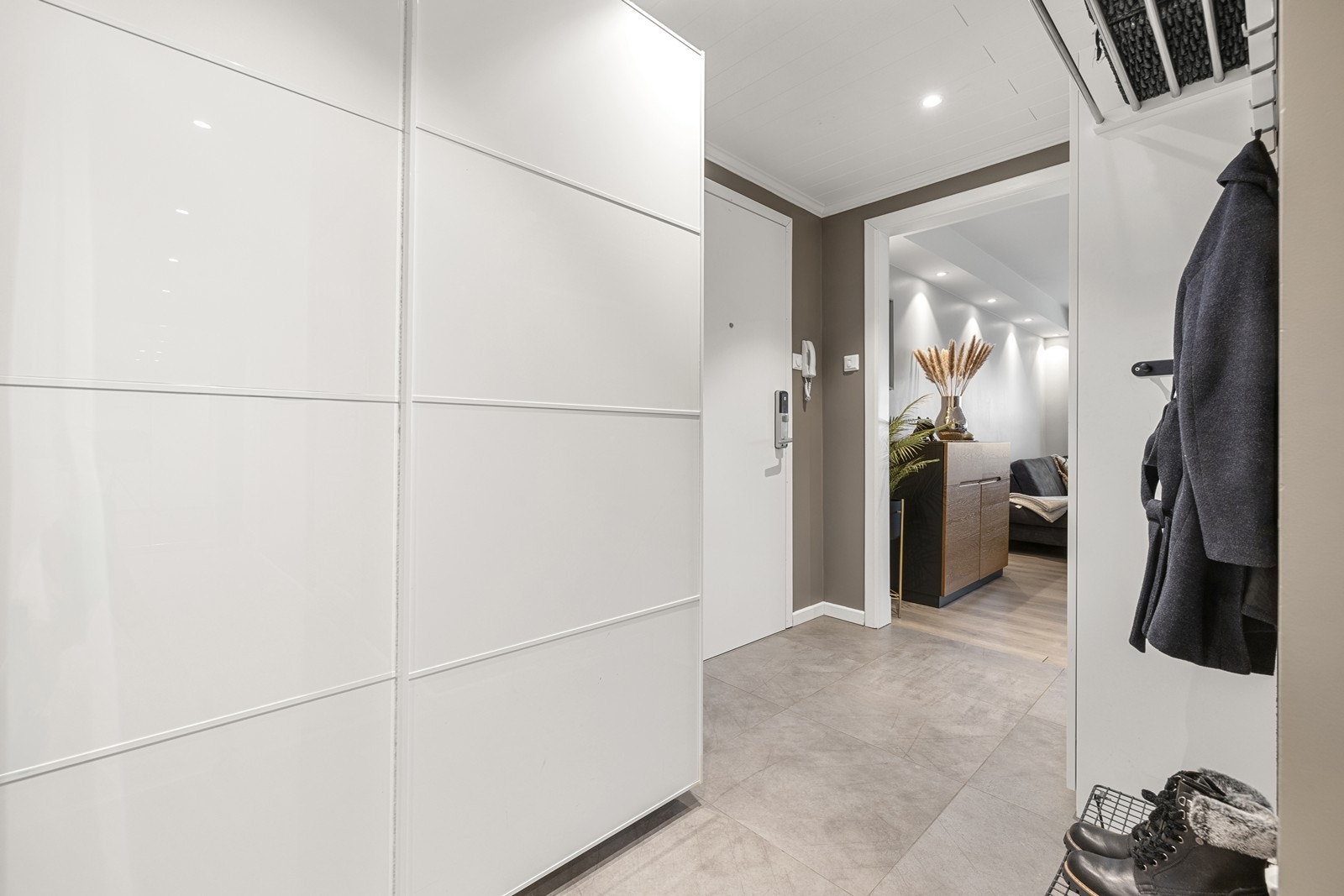 Innbydende entré med flislagt gulv og malte overflater. Galleribilde