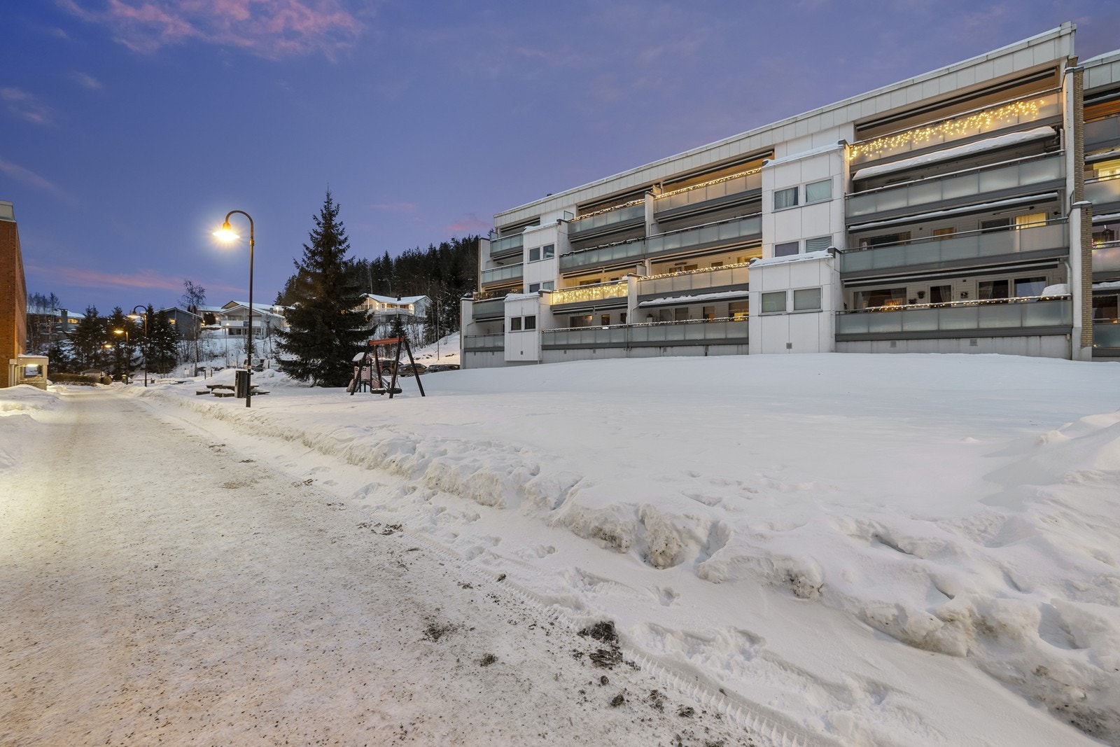 Blystadlia kan skilte med et solid skoletilbud, med Blystadlia skole (1-7. trinn) og Sandbekken ungdomsskole (8-10. trinn) i umiddelbar nærhet. Flere barnehager, deriblant Blystadlia barnehage, sikrer et godt tilbud for de yngste. Galleribilde