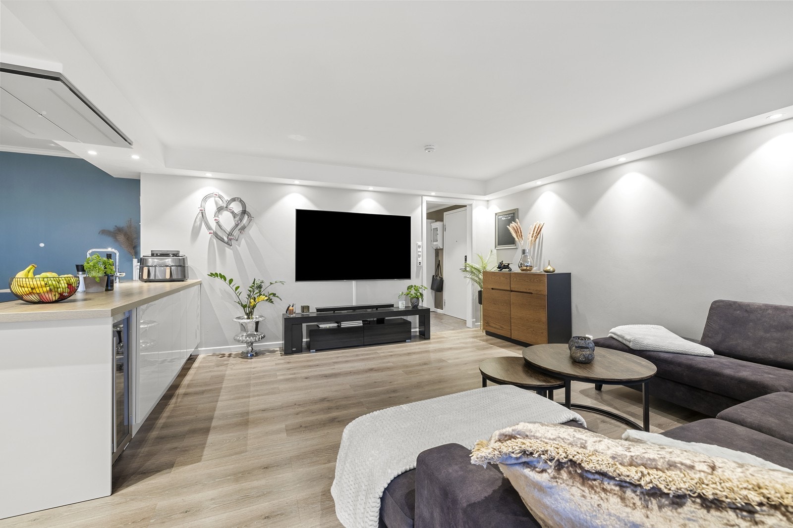 Boligen har lyse, malte overflater kombinert med laminatgulv og punktvis spotbelysning i tak, som gir et moderne og helhetlig uttrykk. Galleribilde