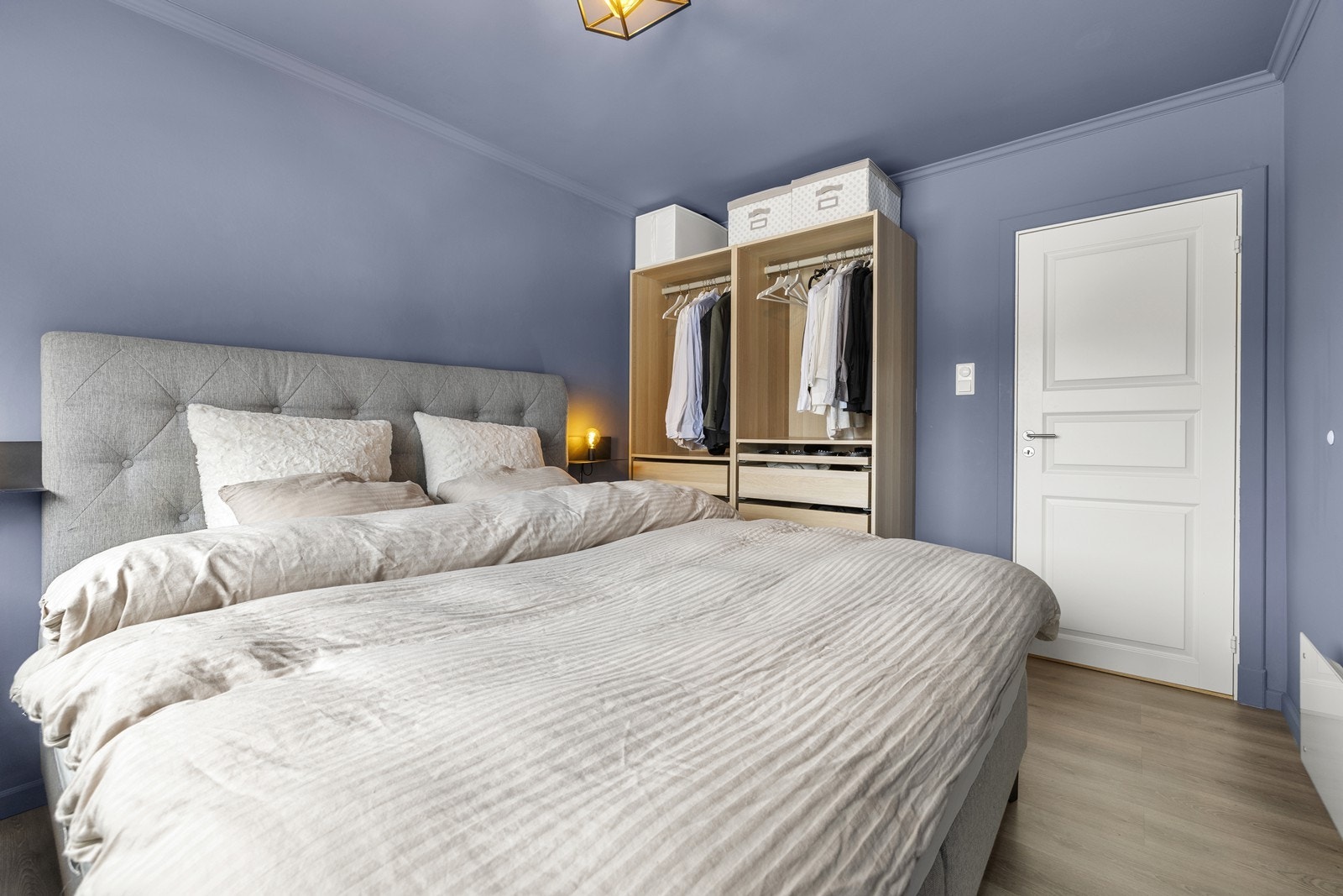 Her er det god plass til dobbeltseng med nattbord. Praktisk garderobeløsning og laminat på gulv. Galleribilde