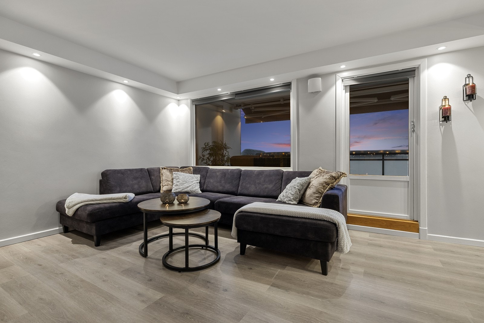 Kveldsstemning med lun og innbydende atmosfære - og direkte utgang til balkong som gir stuen en naturlig forlengelse. Galleribilde