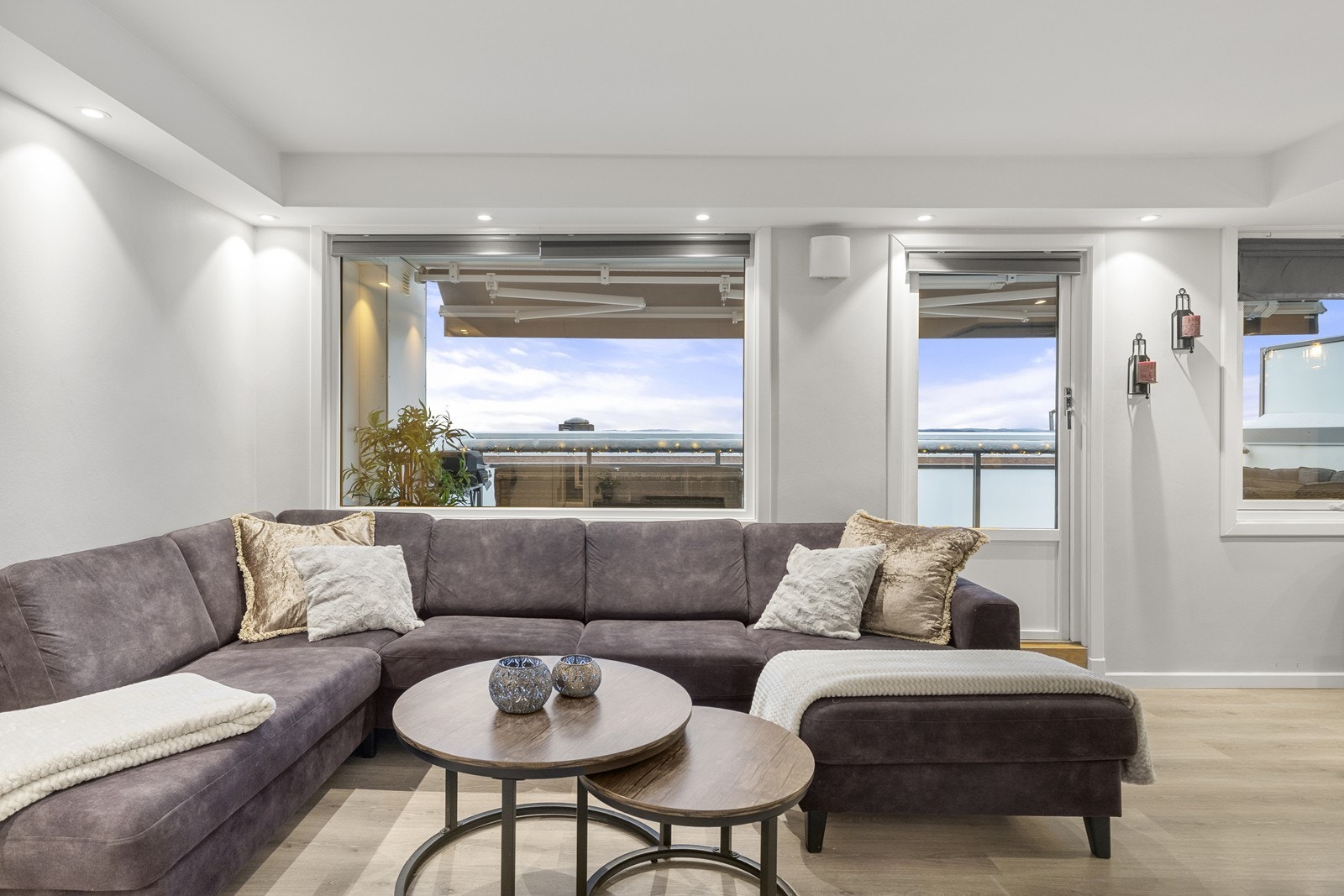 Store vindusflater slipper inn rikelig med naturlig lys Galleribilde