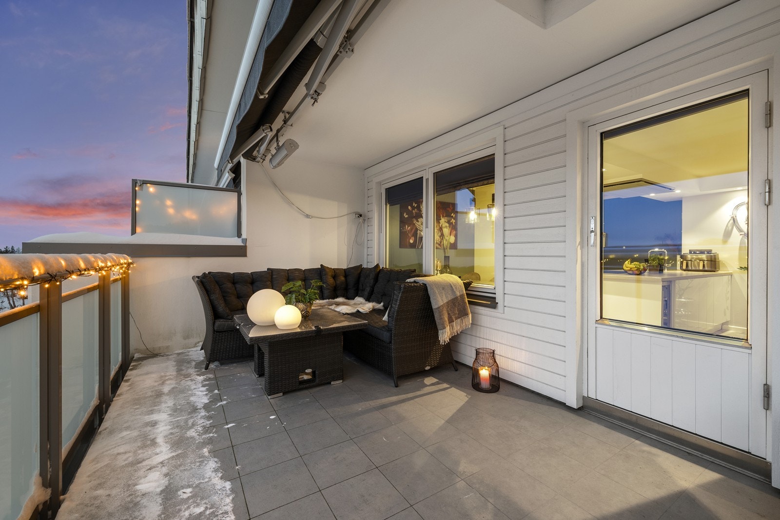 Den romslige uteplassen gir god plass til både sittegruppe og grill Galleribilde