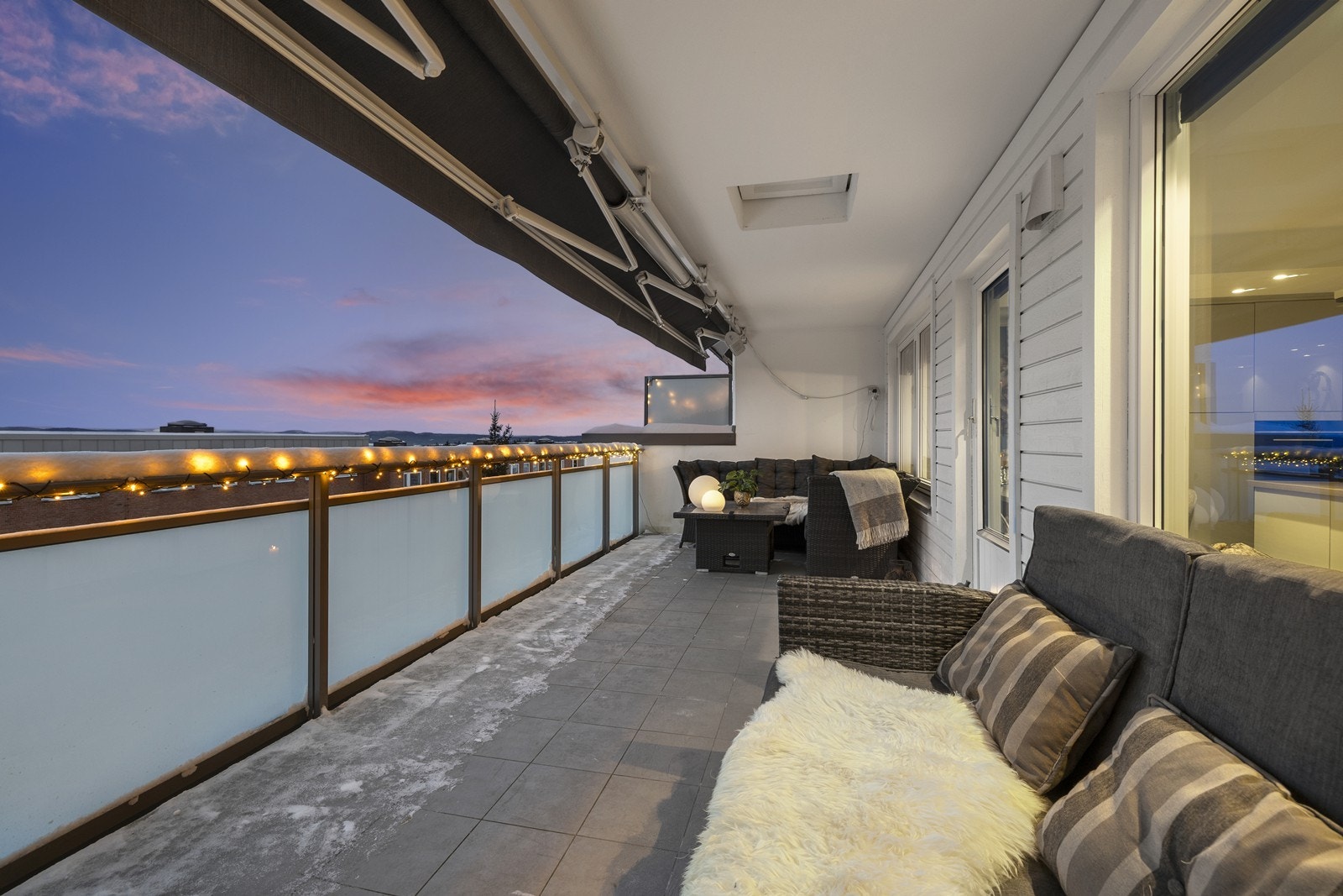 Romslig balkong på 17 m² - et av leilighetens høydepunkter med flott utsyn mot grønne og pent opparbeidede fellesområder. Galleribilde