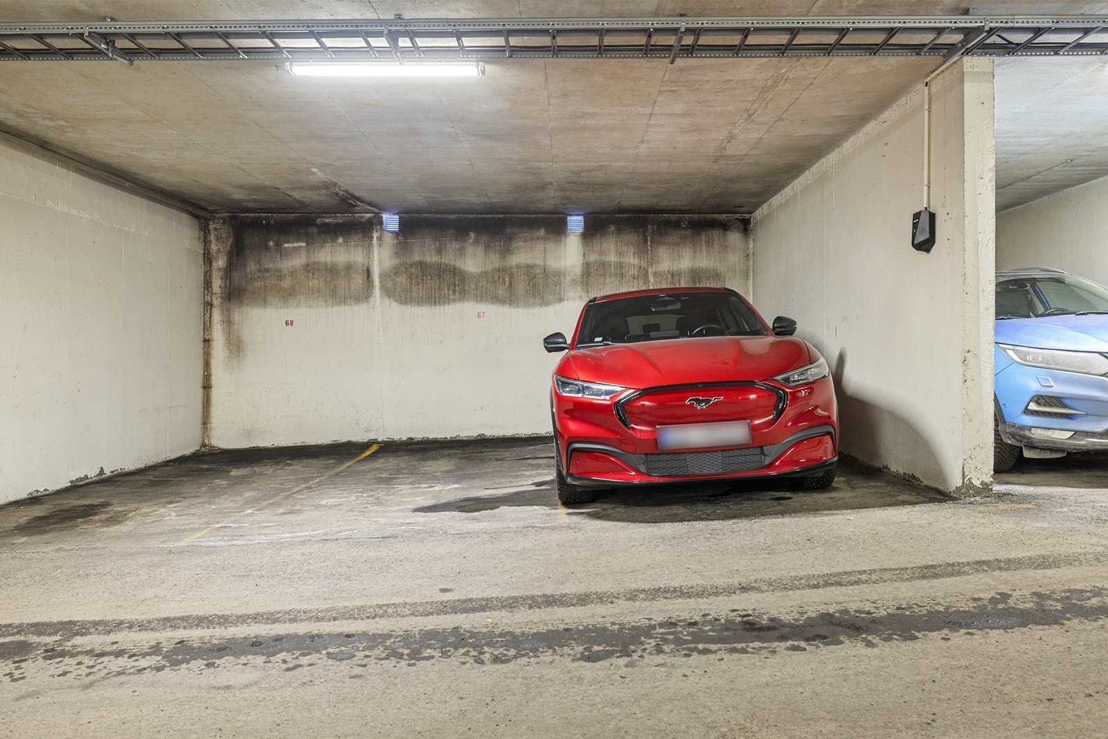 Med leiligheten følger en garasjeplass med elbil lader. Galleribilde