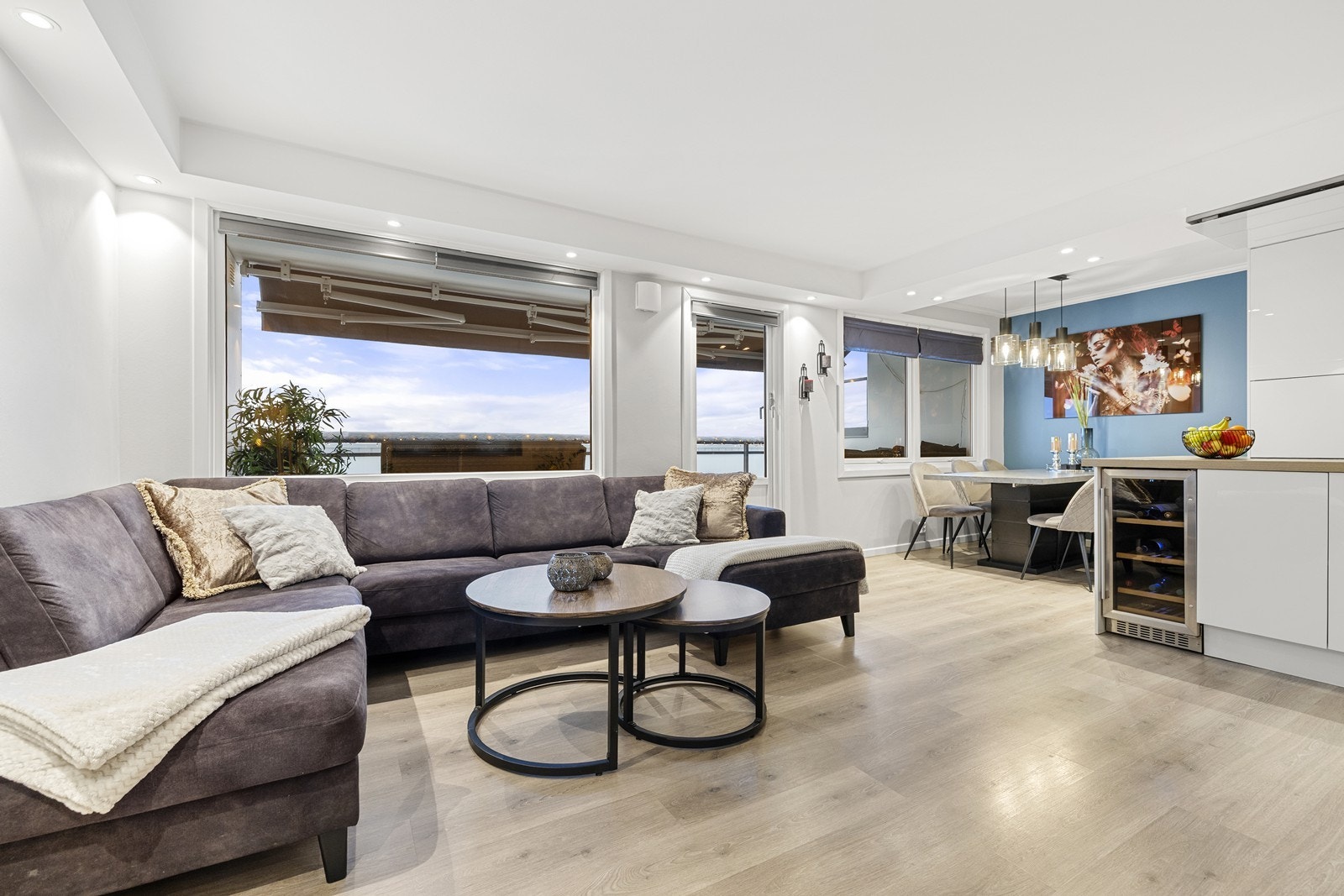 Den åpne og sosiale stue- og kjøkkenløsningen skaper et naturlig samlingspunkt for familie og venner. Galleribilde