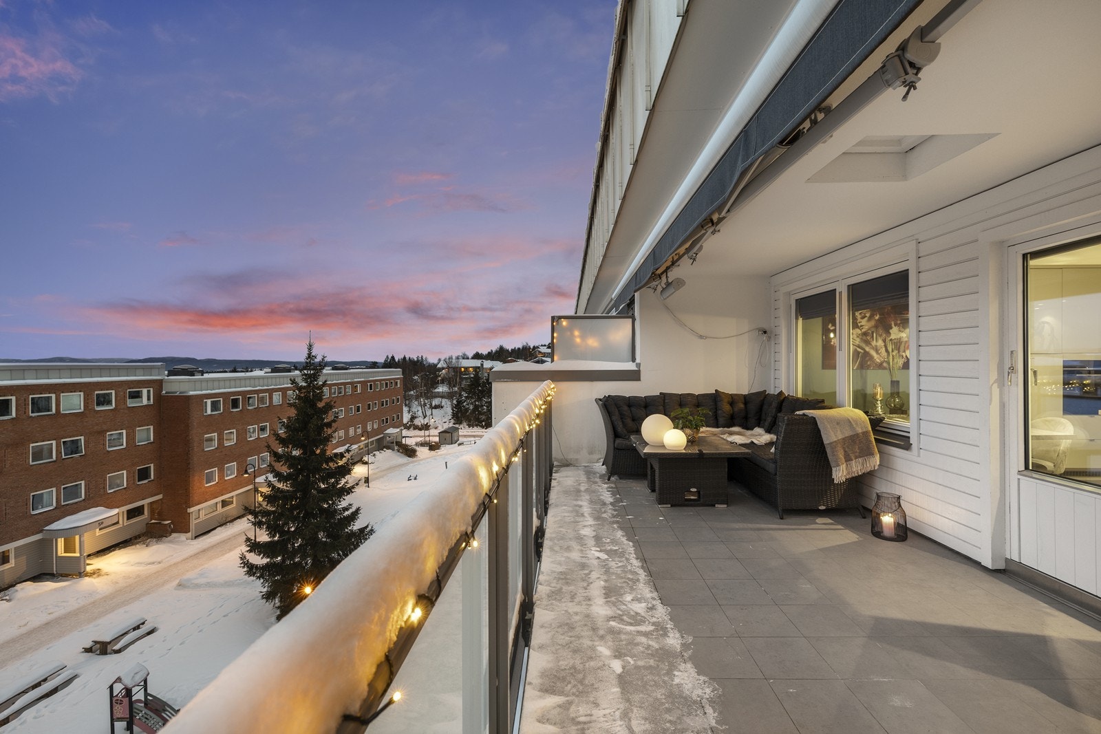 Nydelig og romslig balkong på 17 m² med praktisk utebod på 4 m² - perfekt for ekstra oppbevaring Galleribilde