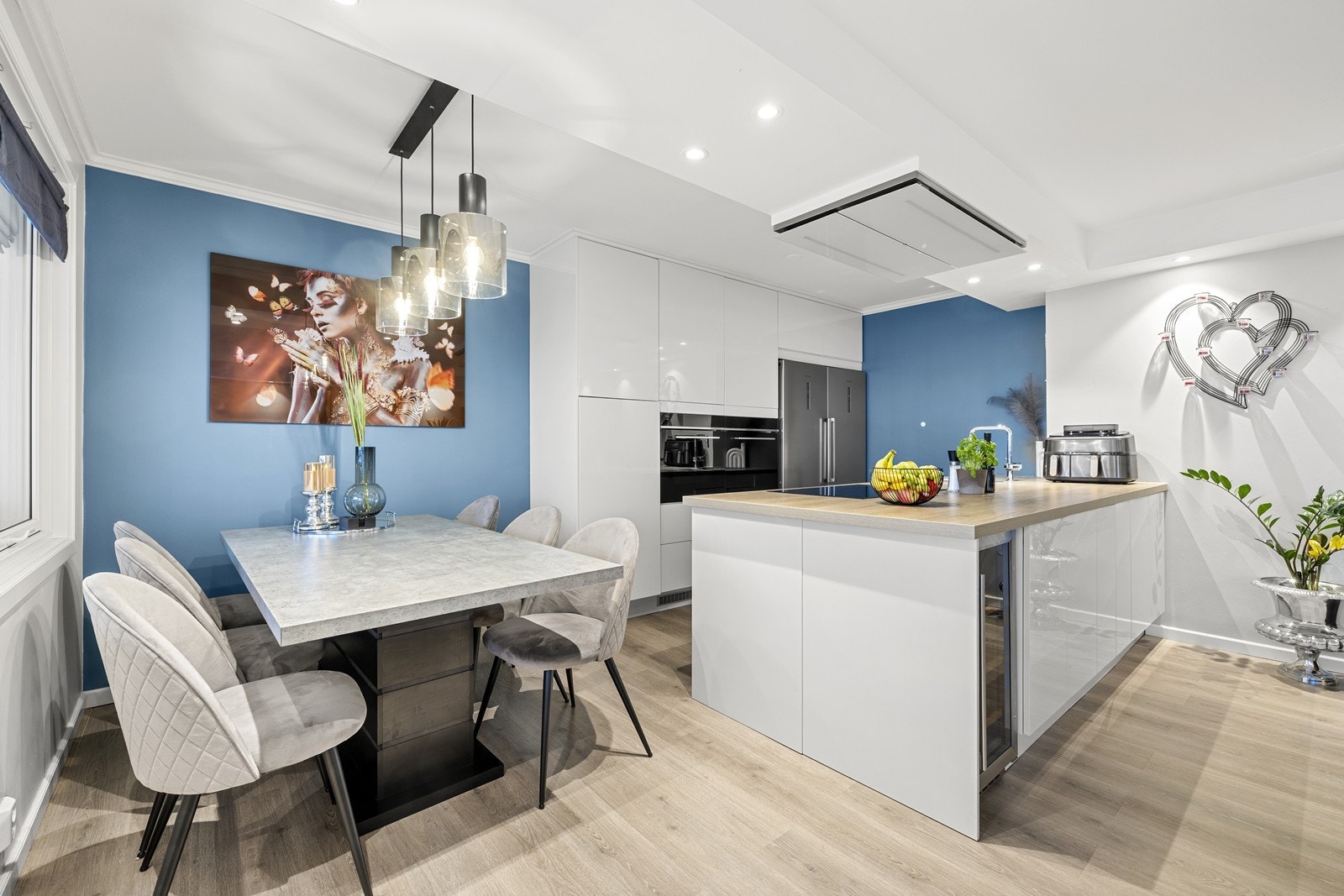 Kjøkkenet fremstår lekkert og moderne, med rikelig skap- og benkeplass i en stilren og praktisk utforming. Galleribilde