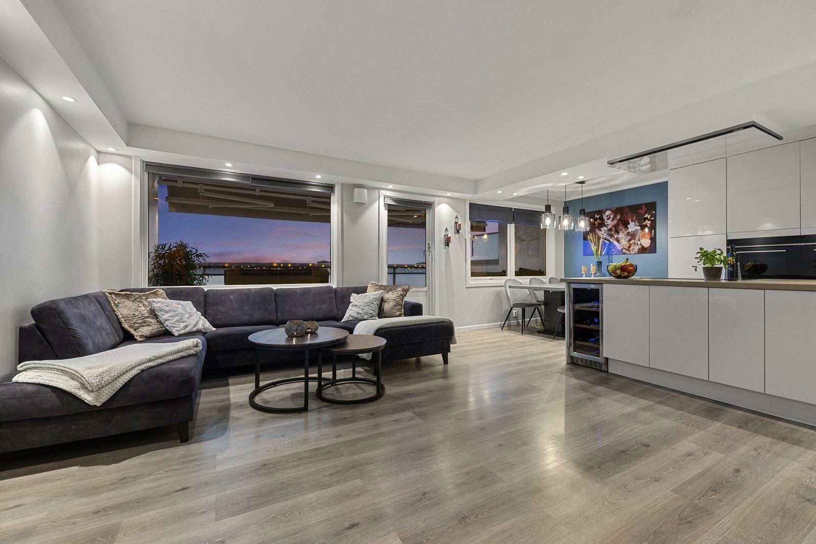 Dette er en lys og romslig 4-roms toppleilighet i 4. etasje - perfekt for familien, i et hyggelig og etablert borettslag. Galleribilde