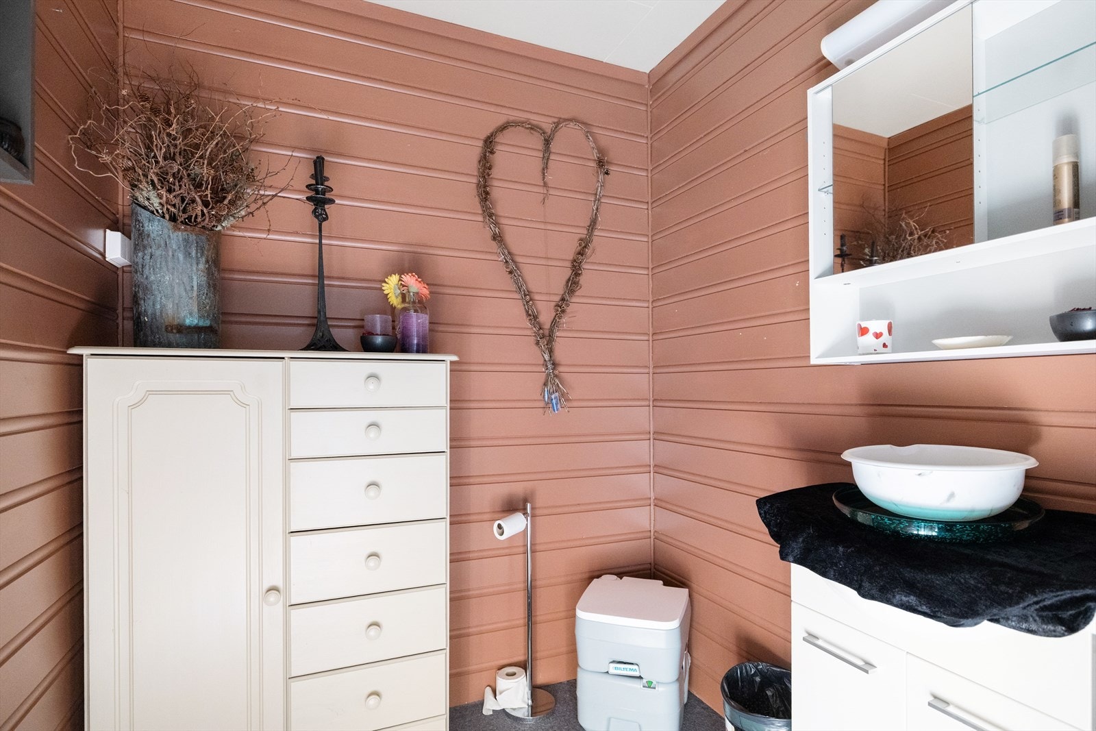 Toalettrom med porta potti. Galleribilde