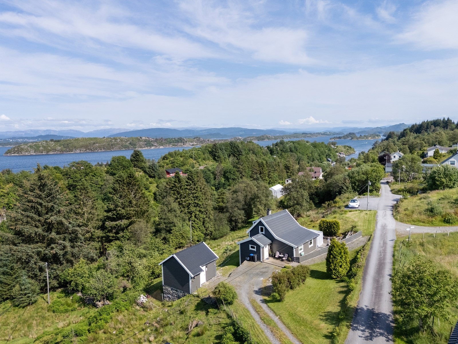Eiendommen har en landlig og rolig beliggenhet på Sletta/Vallersneset. Galleribilde