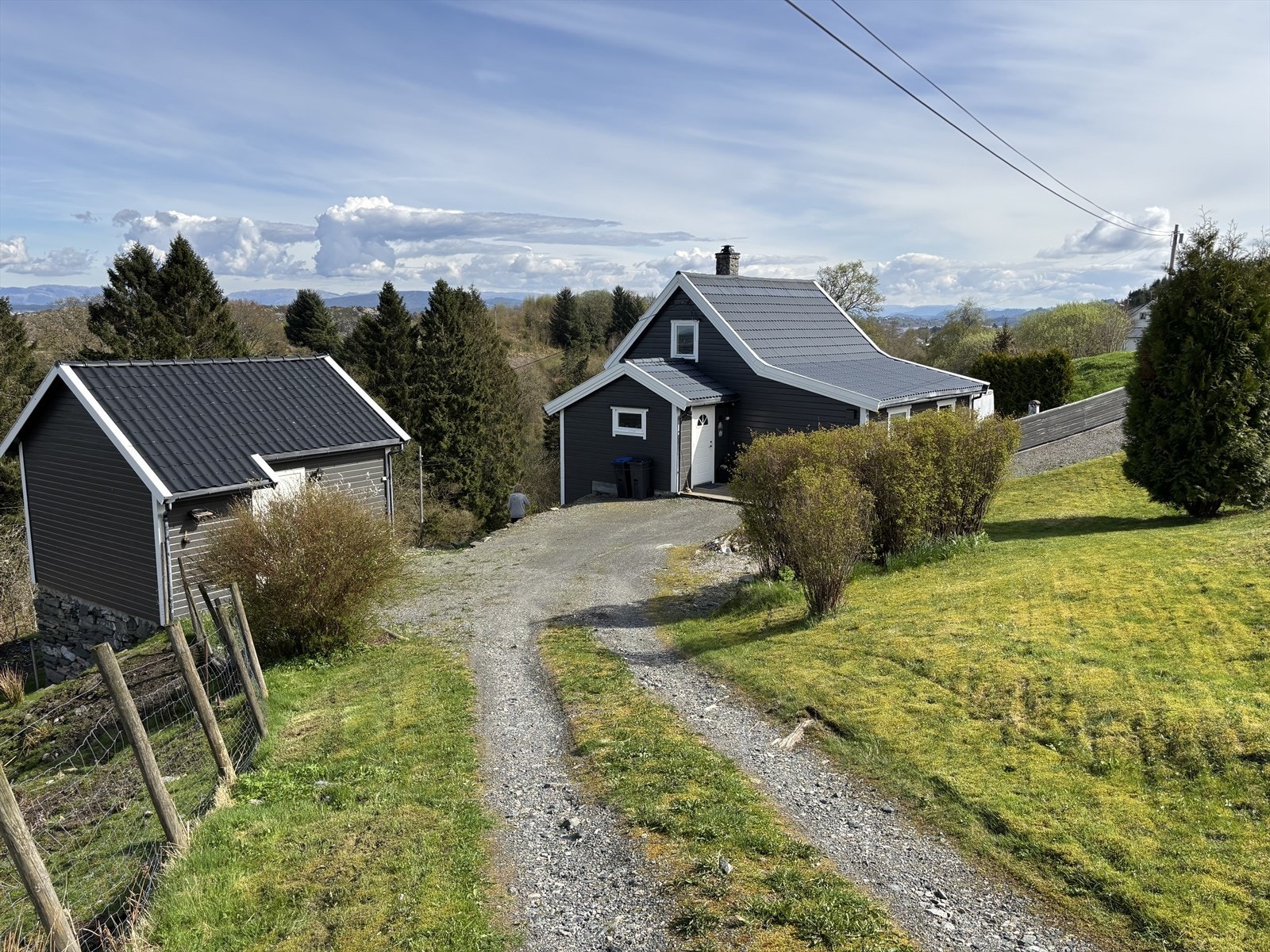 Eiendommen ligger i et rolig og naturskjønt område. Galleribilde