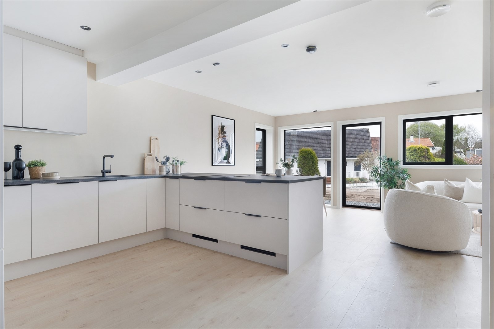 Kjøkkenet har lyse, slettede fronter som gir et moderne uttrykk. Galleribilde