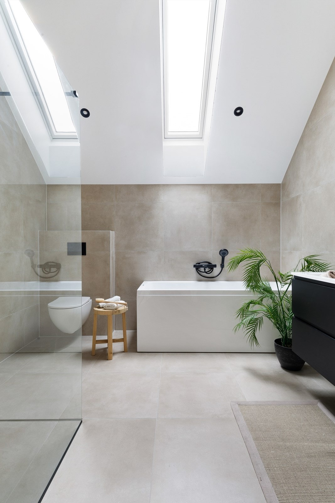 Her finner du dobbel servant, dusj, badekar og vegghengt toalett - alt tilpasset moderne standard og komfort. Galleribilde