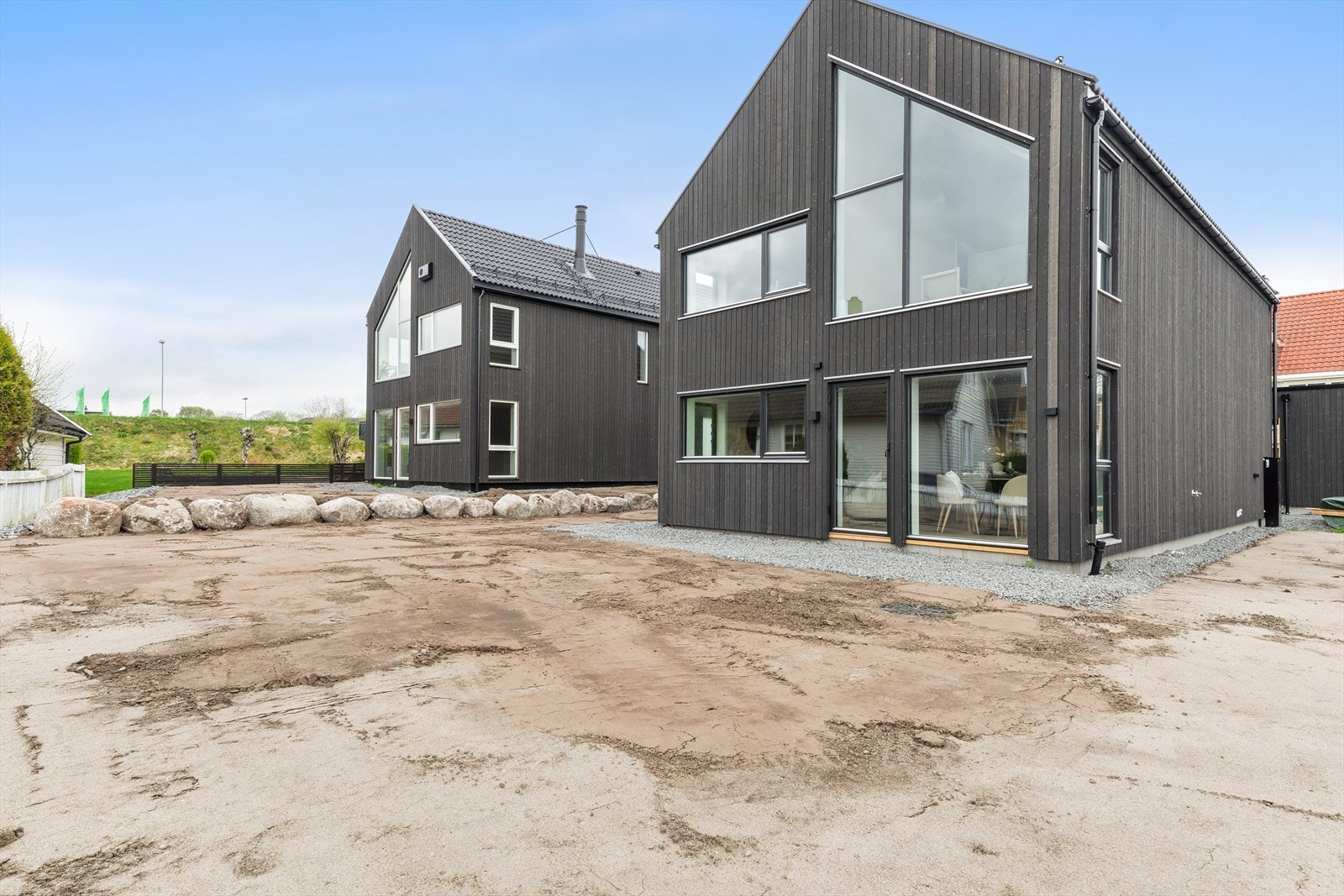 Dagligvarehandelen er praktisk og lett tilgjengelig. Kiwi Hundvåg ligger bare 3 minutter unna til fots, mens Coop Extra Hundvåg ligger 14 minutter unna. Galleribilde