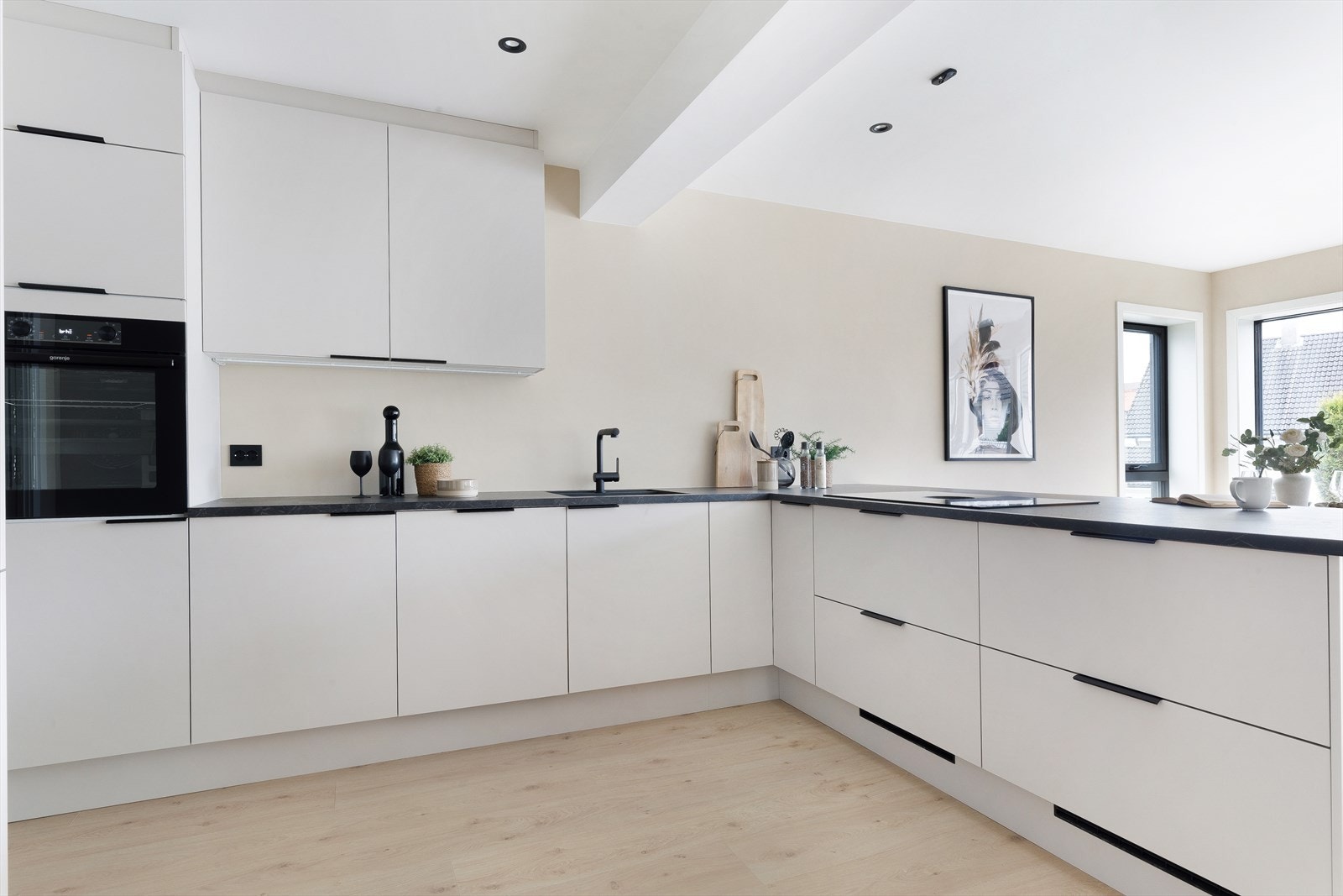 Her er det rikelig med skapplass, gode arbeidsflater og smarte oppbevaringsløsninger. Galleribilde