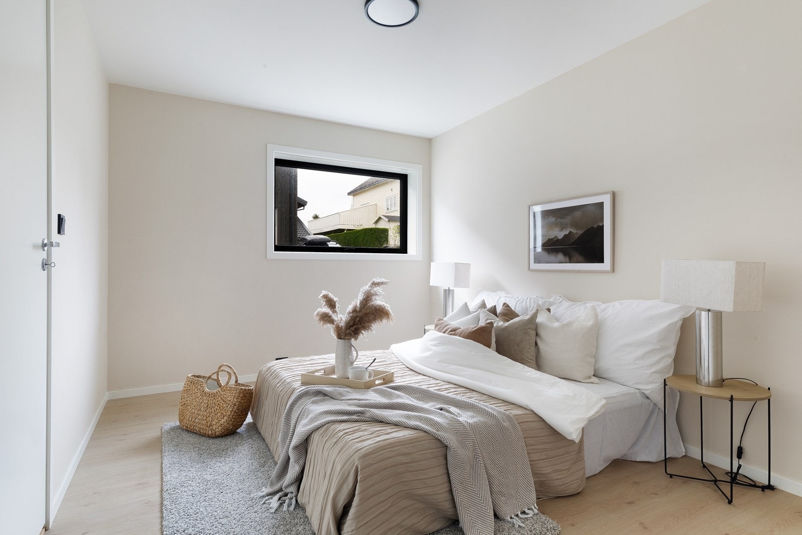 Første etasje inneholder også et romslig soverom med plass til dobbeltseng, nattbord og garderobeløsninger Galleribilde