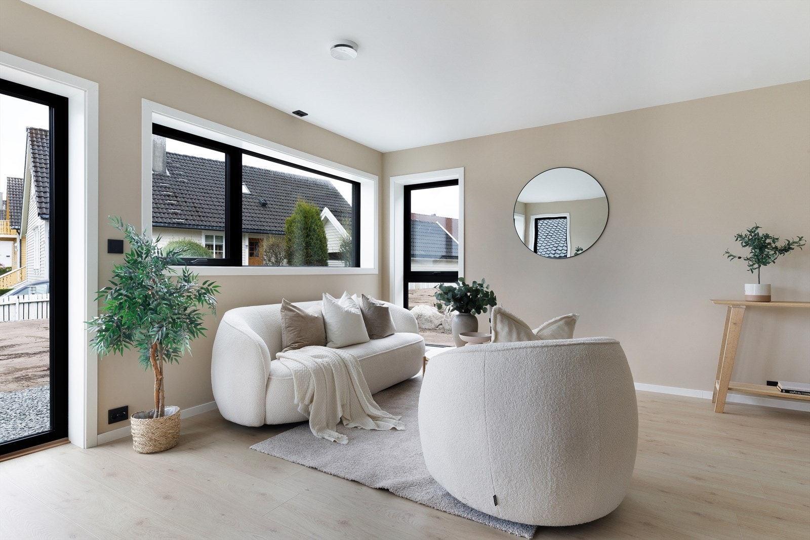 Store vindusflater sørger for rikelig med naturlig dagslys, og gir rommet en åpen og innbydende atmosfære. Galleribilde