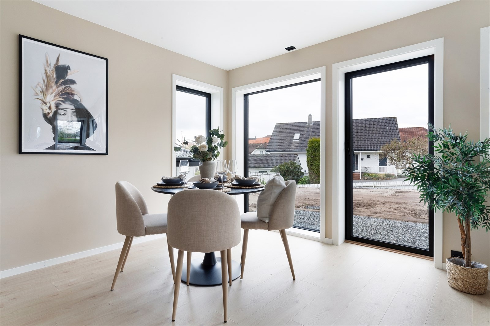 Like ved kjøkkenet er det plass til et spisebord i ønsket størrelse, perfekt for familie- og gjestemiddager. Galleribilde