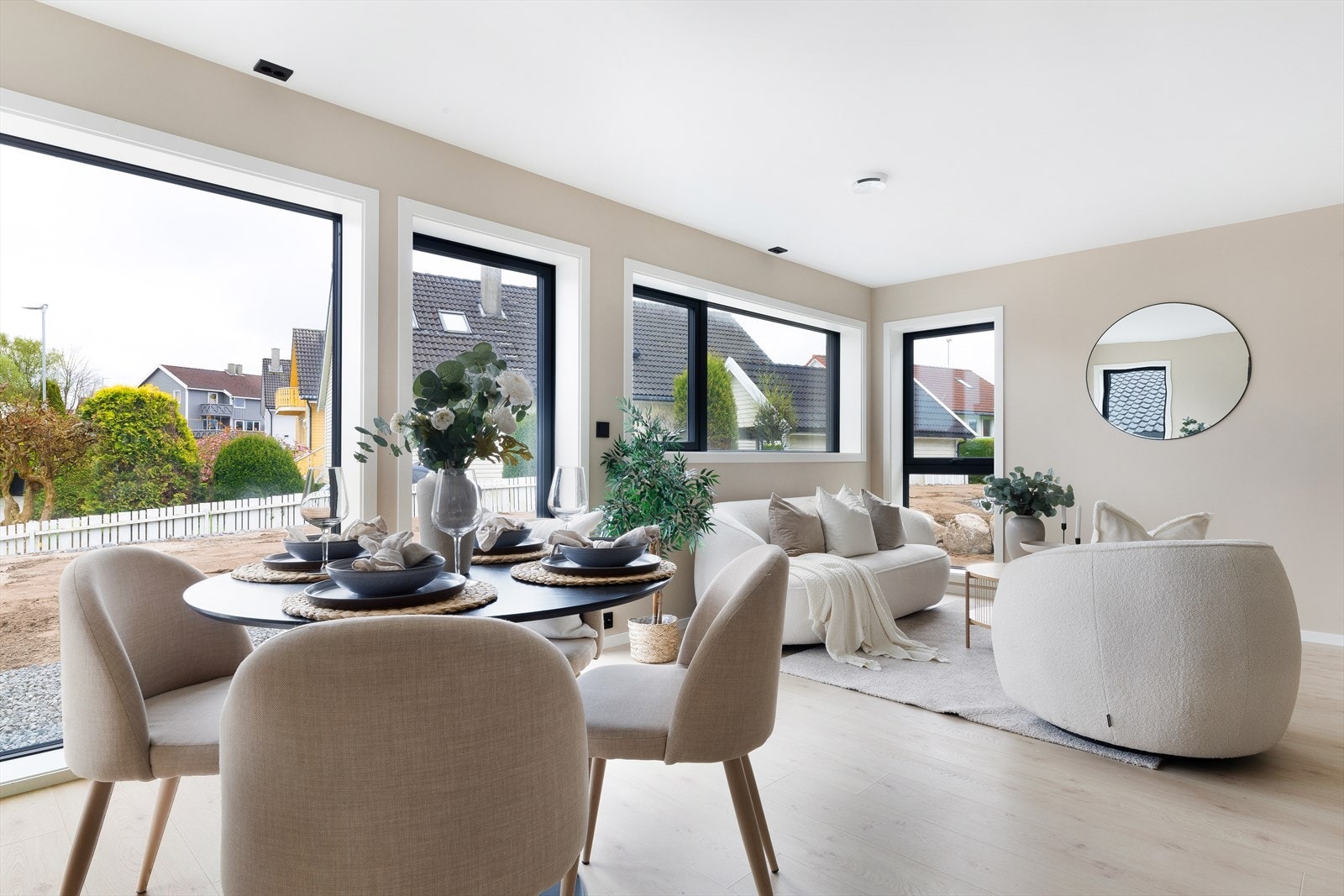 Boligen kombinerer moderne design med høy standard og gjennomtenkte løsninger for hele familien. Galleribilde