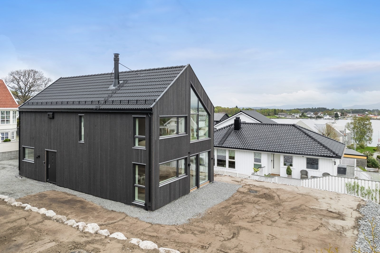 Eiendommen ligger i rolige og trafikkstille gater, omgitt av flotte grøntområder og med umiddelbar nærhet til sjøen - et område som er svært ettertraktet. Galleribilde