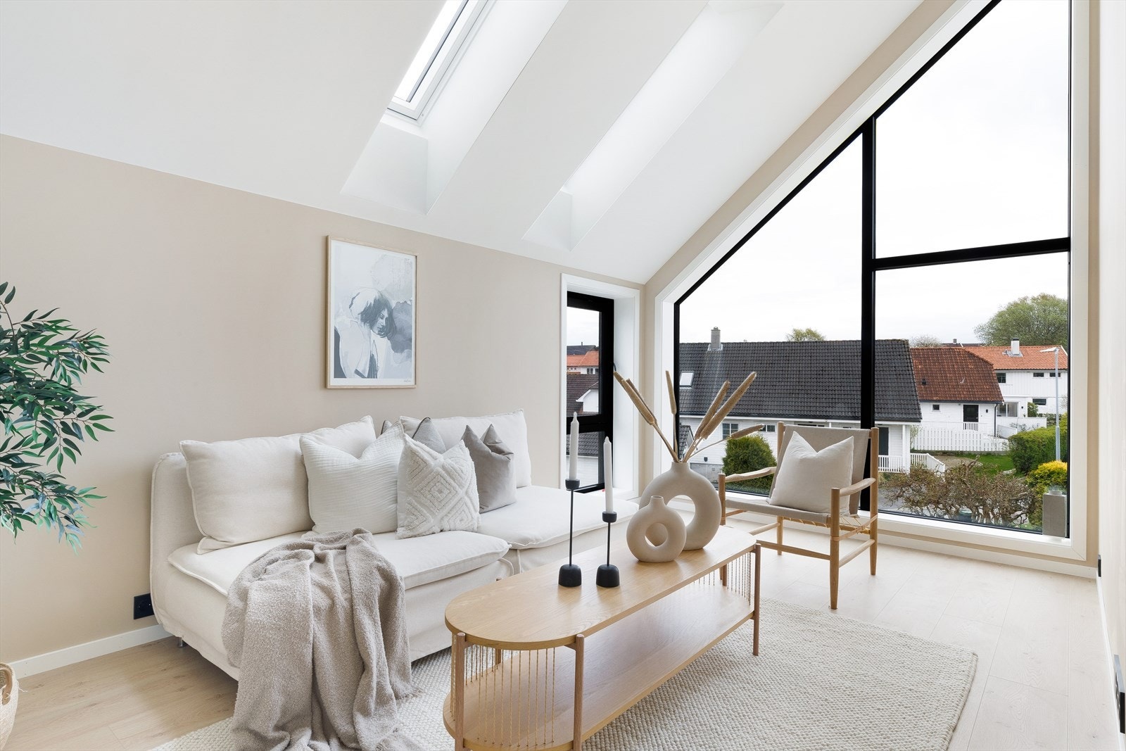 TV-stue med god takhøyde, perfekt for familiekvelder eller lek og aktiviteter. Galleribilde